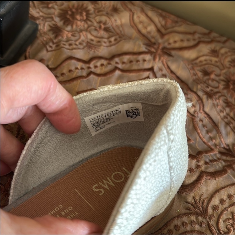 Toms Women's 2- Tone Cream - Light Gray Faux Suede Flats Sz 7.5 - Picture 2 of 14
